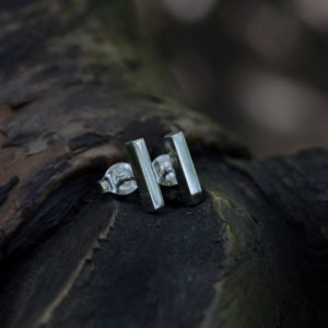 Silver bar earrings 1cm long 1a